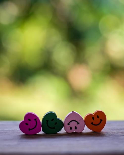 Foto close-up de uma cara sorridente multicolorida na mesa