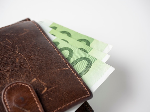 Close-up de uma carteira de couro marrom cheia de notas de cem euros. O conceito de riqueza, sucesso e finanças