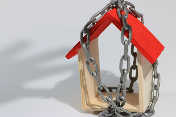 Foto close-up de uma casa modelo com cadeia contra fundo branco