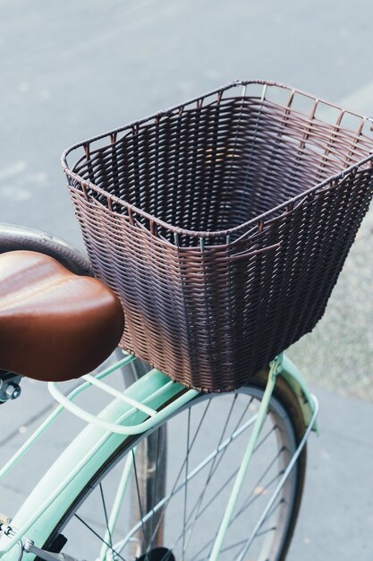 Foto close-up de uma cesta de bicicletas azul retro