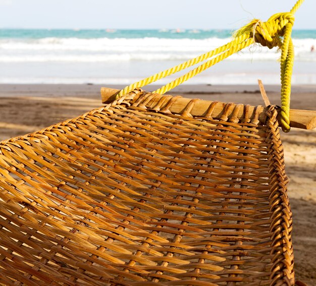 Foto close-up de uma cesta de vime na praia