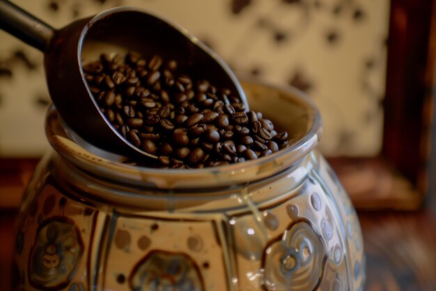 Close-up de uma colher de grãos de café sendo transferida para um frasco de cerâmica