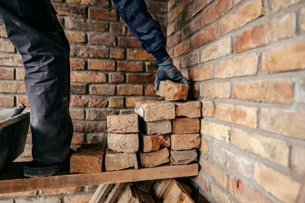 Close-up de uma construtora construindo uma casa