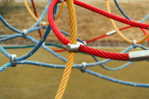 Close-up de uma corda amarrada a uma cerca metálica