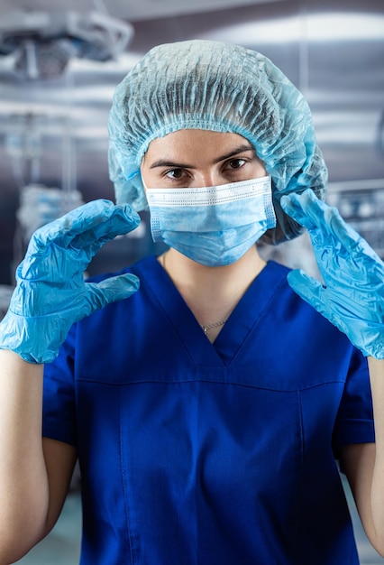 Foto close-up de uma enfermeira cansada removendo máscara cirúrgica conceito de encerramento final para o coronavírus médica depois de um turno no hospital