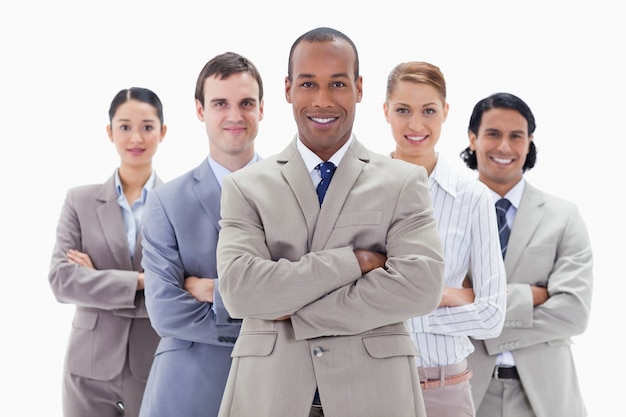 Close-up de uma equipe de negócios sorrindo e cruzando os braços