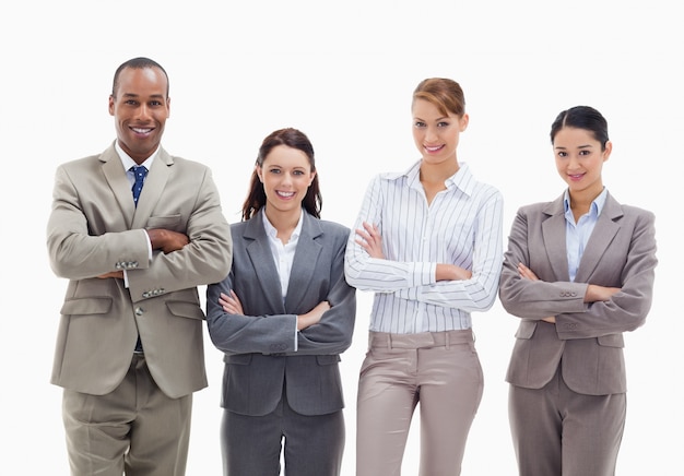 Close-up de uma equipe de negócios sorrindo um ao lado dos outros e cruzando os braços