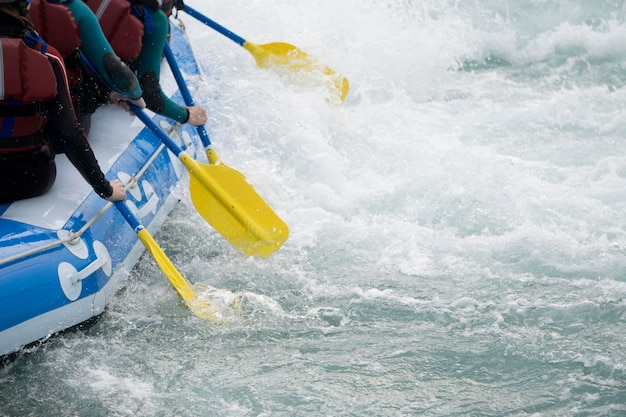 Close-up de uma equipe de pessoas fazendo rafting em corredeiras