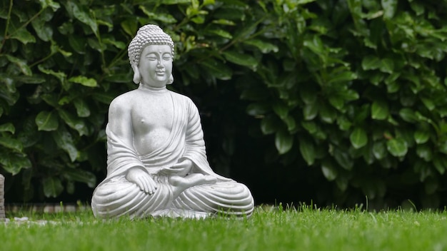 Close-up de uma escultura de Buda em um parque