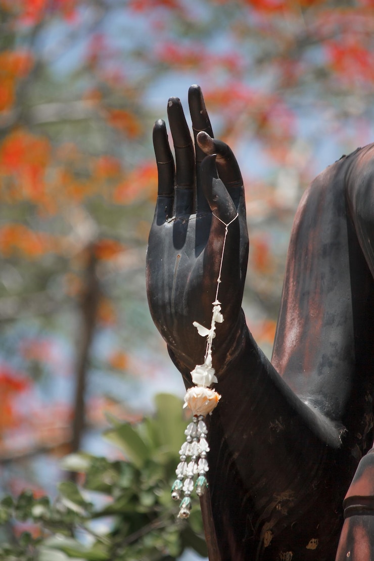 Foto close-up de uma escultura de pássaros