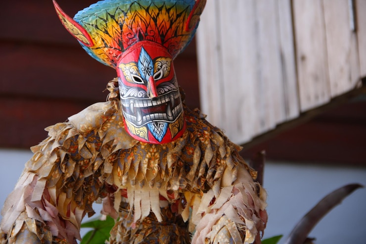 Foto close-up de uma escultura de pavão