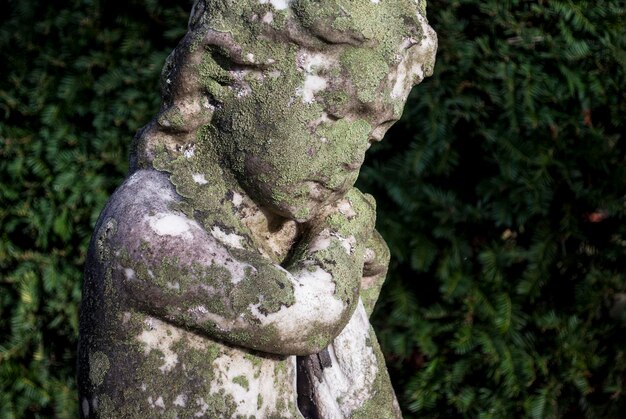 Foto close-up de uma estátua abandonada à noite