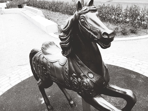 Foto close-up de uma estátua de cavalo no parque