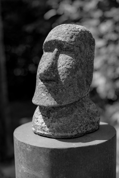 Foto close-up de uma estátua de pedra