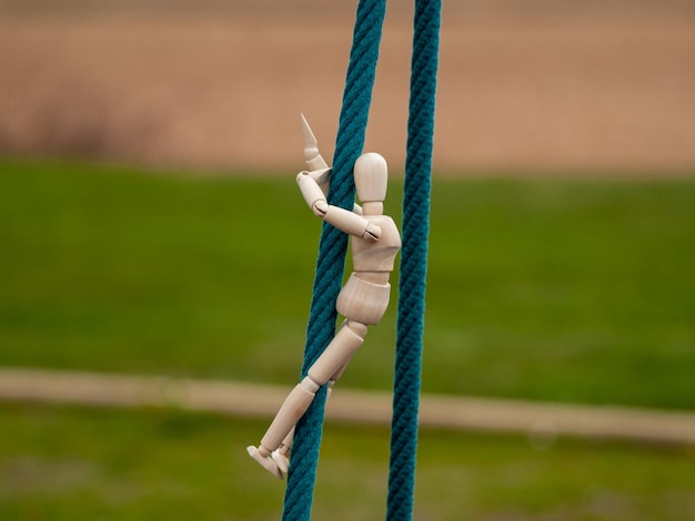 Foto close-up de uma estatueta de madeira em corda