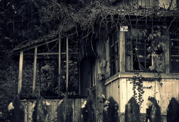 Foto close-up de uma estrutura construída abandonada