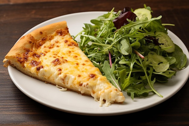 Close-up de uma fatia de pizza de queijo com uma ligeira salinha de sal marinho