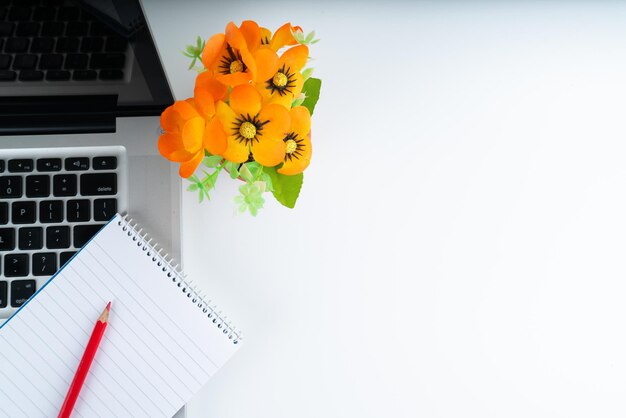 Foto close-up de uma flor vermelha na mesa