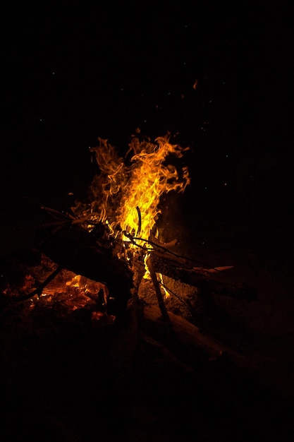 Foto close-up de uma fogueira à noite