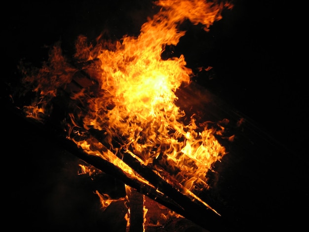 Close-up de uma fogueira à noite