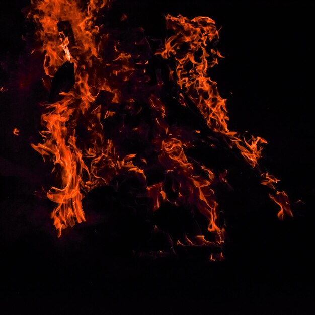 Foto close-up de uma fogueira à noite