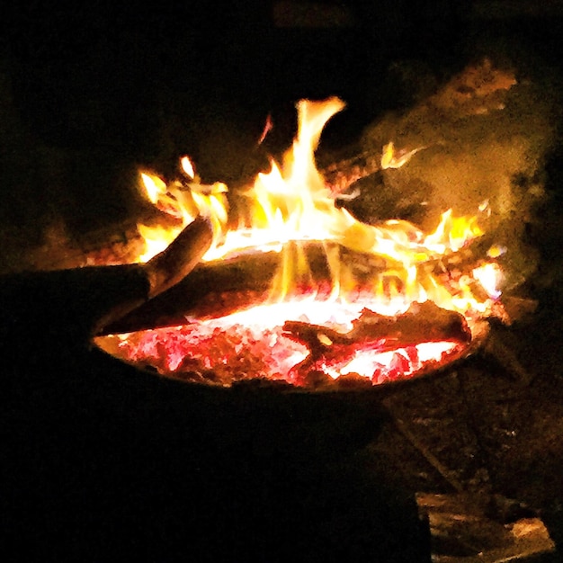 Foto close-up de uma fogueira à noite