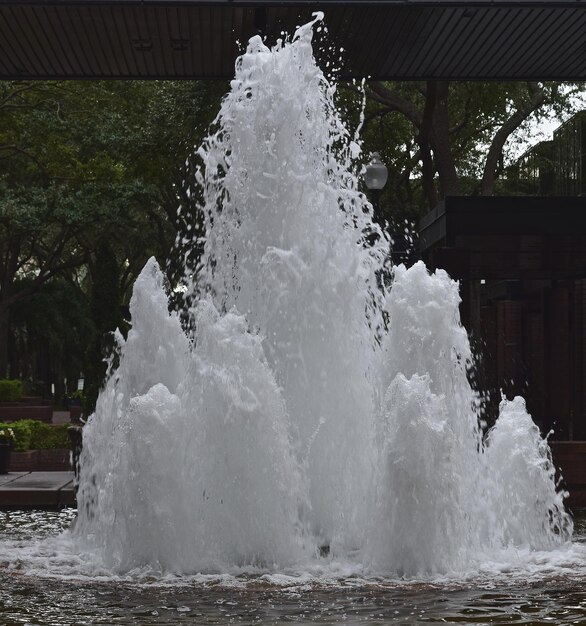 Foto close-up de uma fonte de água a salpicar