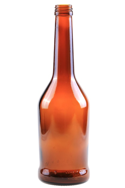 Foto close-up de uma garrafa de vidro contra um fundo branco