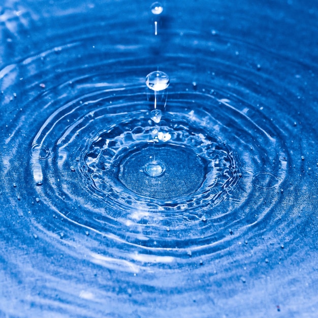 Foto close-up de uma gota caindo na água