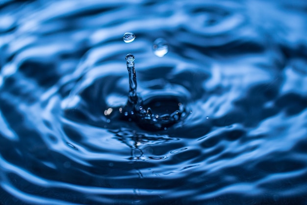 Foto close-up de uma gota caindo na água