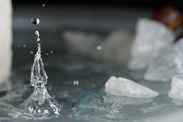 Foto close-up de uma gota caindo sobre a água