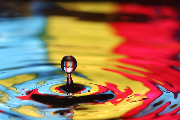 close-up de uma gota d'água caindo e impacto com um corpo d'água