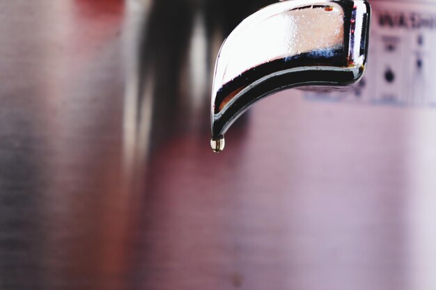 Foto close-up de uma gota de água em metal