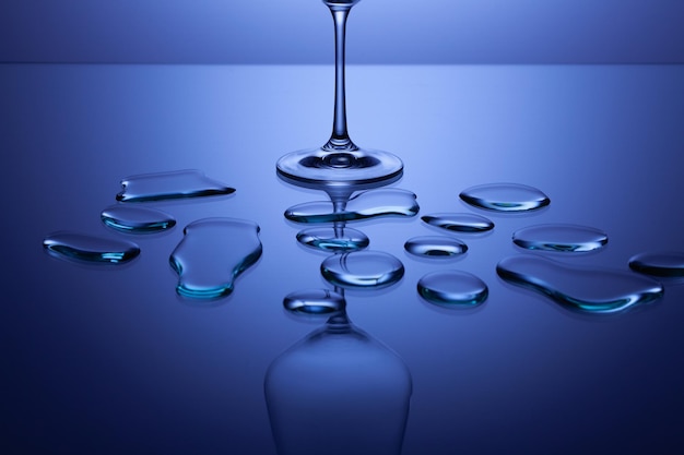 Foto close-up de uma gota de água na mesa