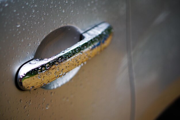 Foto close-up de uma gota de água nas portas do carro