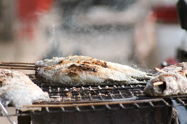 Close-up de uma grelha de churrasco