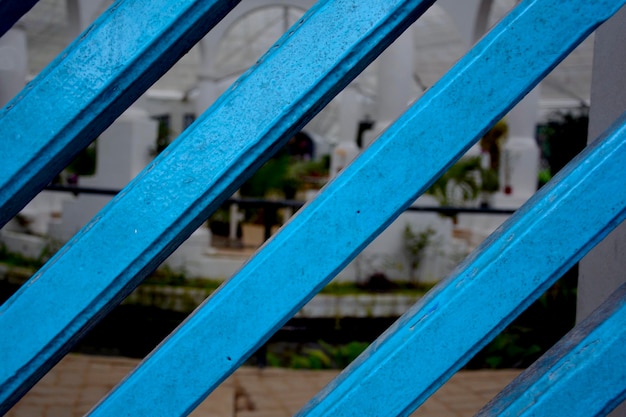 Foto close-up de uma grelha de madeira azul