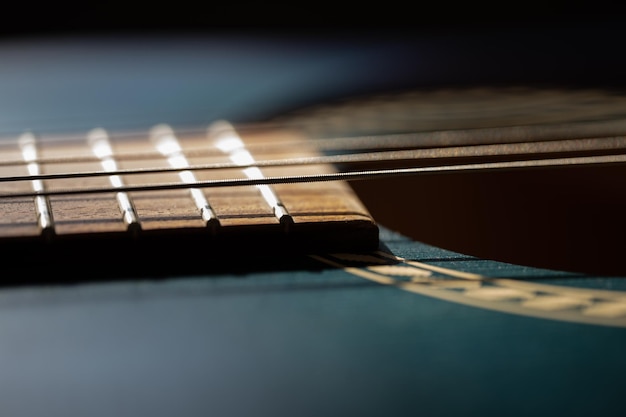 Foto close-up de uma guitarra acústica