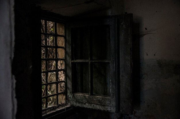 Foto close-up de uma janela de um edifício abandonado