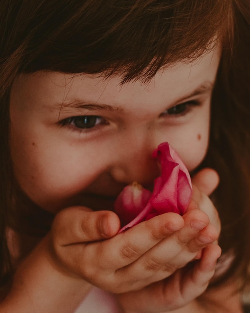 Foto close-up de uma jovem comendo frutas