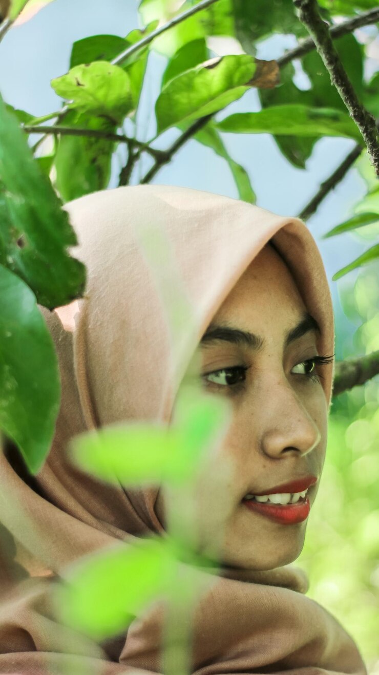 Foto close-up de uma jovem de hijab olhando para outro lado