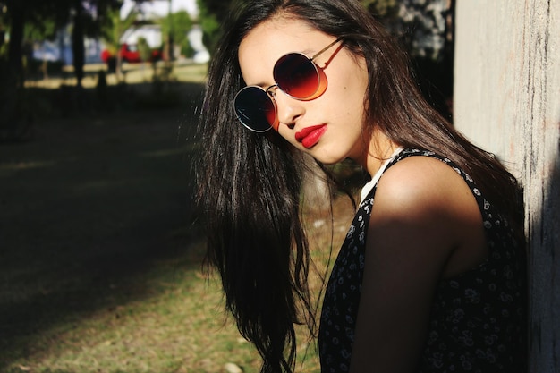 Close-up de uma jovem de pé ao ar livre