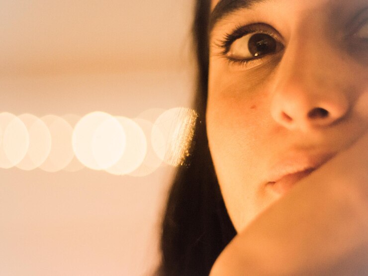 Foto close-up de uma jovem em uma sala iluminada