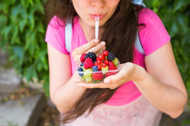 Close-up de uma jovem feliz com frutas frescas