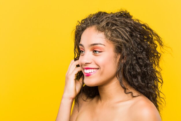 Foto close-up de uma jovem mulher afro-americana bonita e maquiagem posando