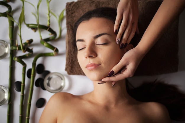 Close-up de uma jovem mulher, recebendo tratamento de spa.