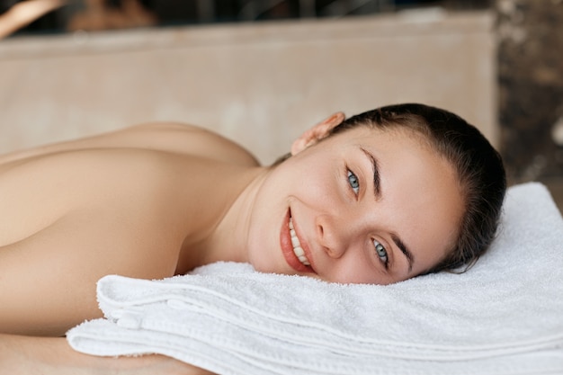 Close-up de uma jovem recebendo tratamento de massagem no spa do salão de beleza