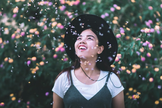 Close-up de uma jovem sorridente contra plantas
