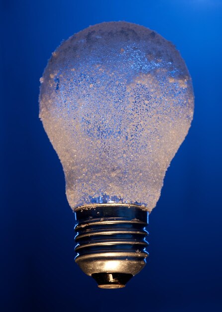 Foto close-up de uma lâmpada contra um fundo preto