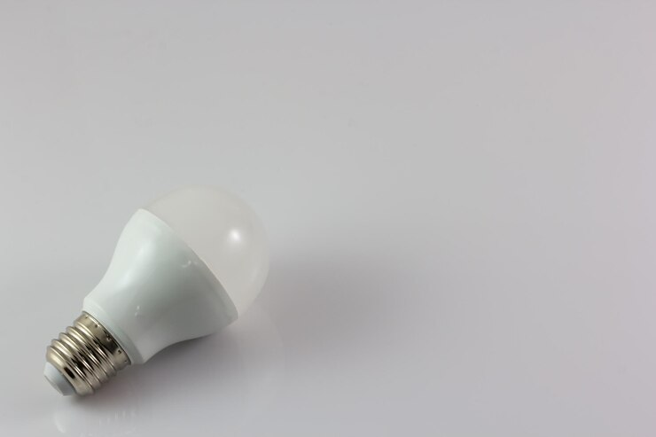 Foto close-up de uma lâmpada iluminada contra um fundo branco